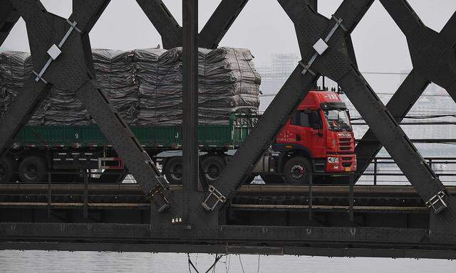 Ein Truck überquert die "Freundschaftsbrücke" an der chinesisch-nordkoreanischen Grenze. 