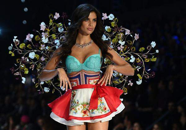 Model Sara Sampaio im Folklore-Kleidchen.