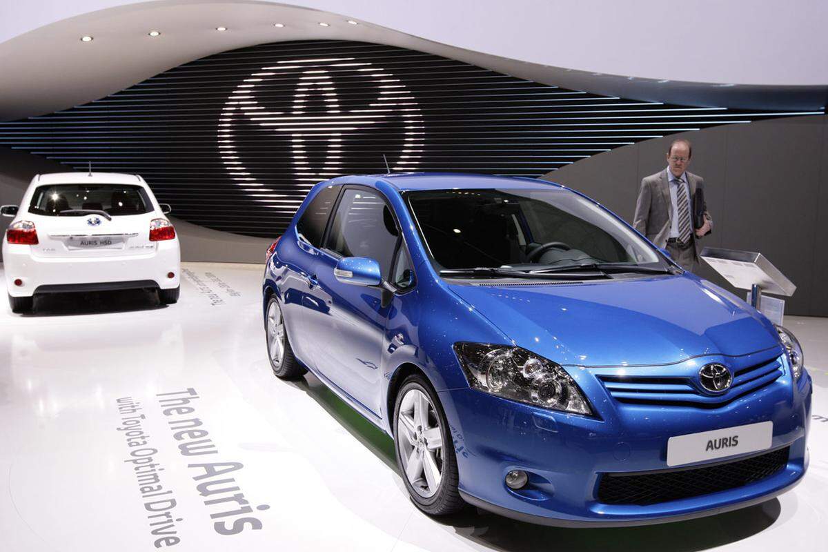 Der Toyota Auris Young Hybrid ist ab 23.220 Euro erhältlich. Der Normverbrauch beträgt 3,8 Liter auf 100 Kilometer.