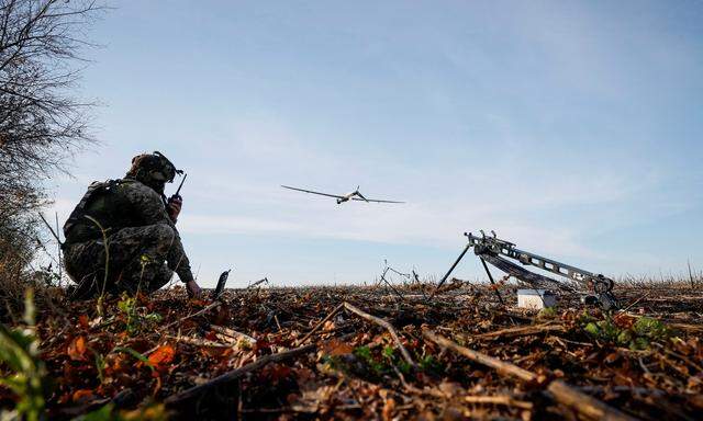 Ukrainischer Soldat schickt eine Shark-Drohne im Gebiet Charkiw los.