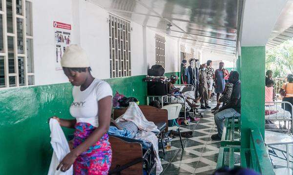 In und um die Klinik in der Stadt Les Cayes nahe des Epizentrums kauern Verletzte auf Sesseln, liegen auf Bänken oder einfach auf dem Boden und hoffen auf Hilfe. "Zum Zeitpunkt des Bebens gab es hier nur drei Ärzte", sagt Michelet Paurus. Er war einer von ihnen. "Inzwischen wird es besser, wir haben Verstärkung durch Orthopäden, Chirurgen und 42 Assistenzärzte bekommen, die auf die Krankenhäuser der Region verteilt werden."