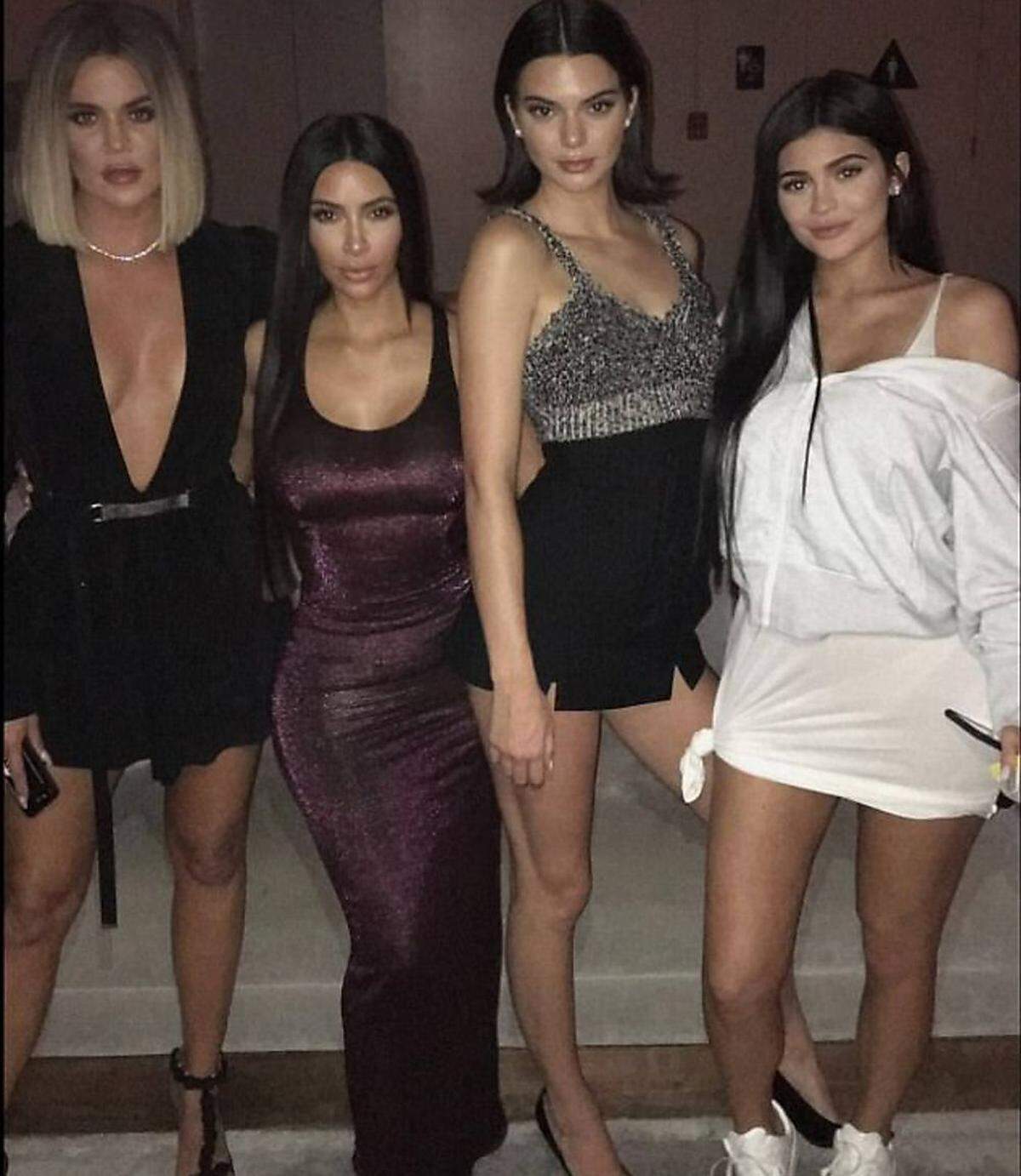 Drei dieser Damen haben eine freudige Botschaft zu verkünden: Khloé Kardashian, Kim Kardashian West (v. l.) und Kylie Jenner (1. v. r., neben Schwester Kendall Jenner) werden allesamt Mütter.