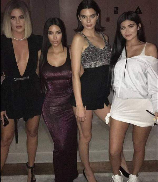 Drei dieser Damen haben eine freudige Botschaft zu verkünden: Khloé Kardashian, Kim Kardashian West (v. l.) und Kylie Jenner (1. v. r., neben Schwester Kendall Jenner) werden allesamt Mütter.