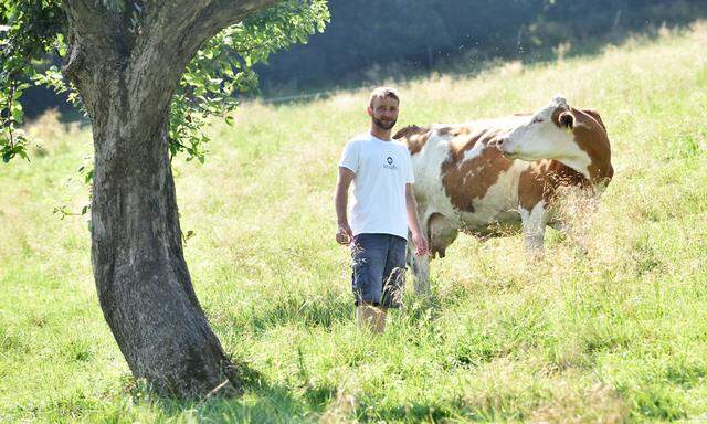 Günther Hansinger macht aus der Milch der 40 Kühe frisches Eis, das auch im eigenen Café verkauft wird.