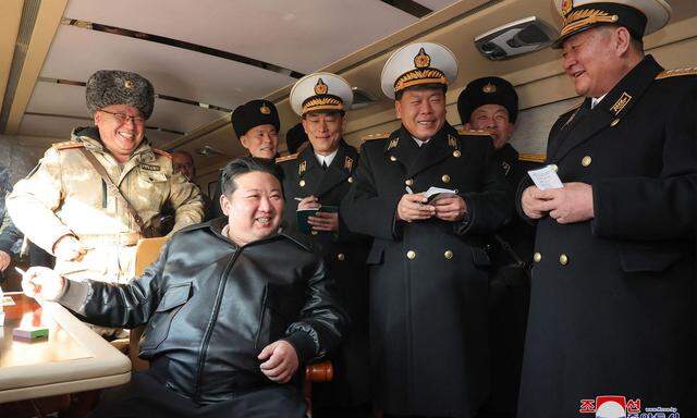 Kim Jong-un soll laut nordkoreanischen Medien mit seinen Generälen den Start einer neuen Rakete zur Abwehr feindlicher Schiffe überwachen.
