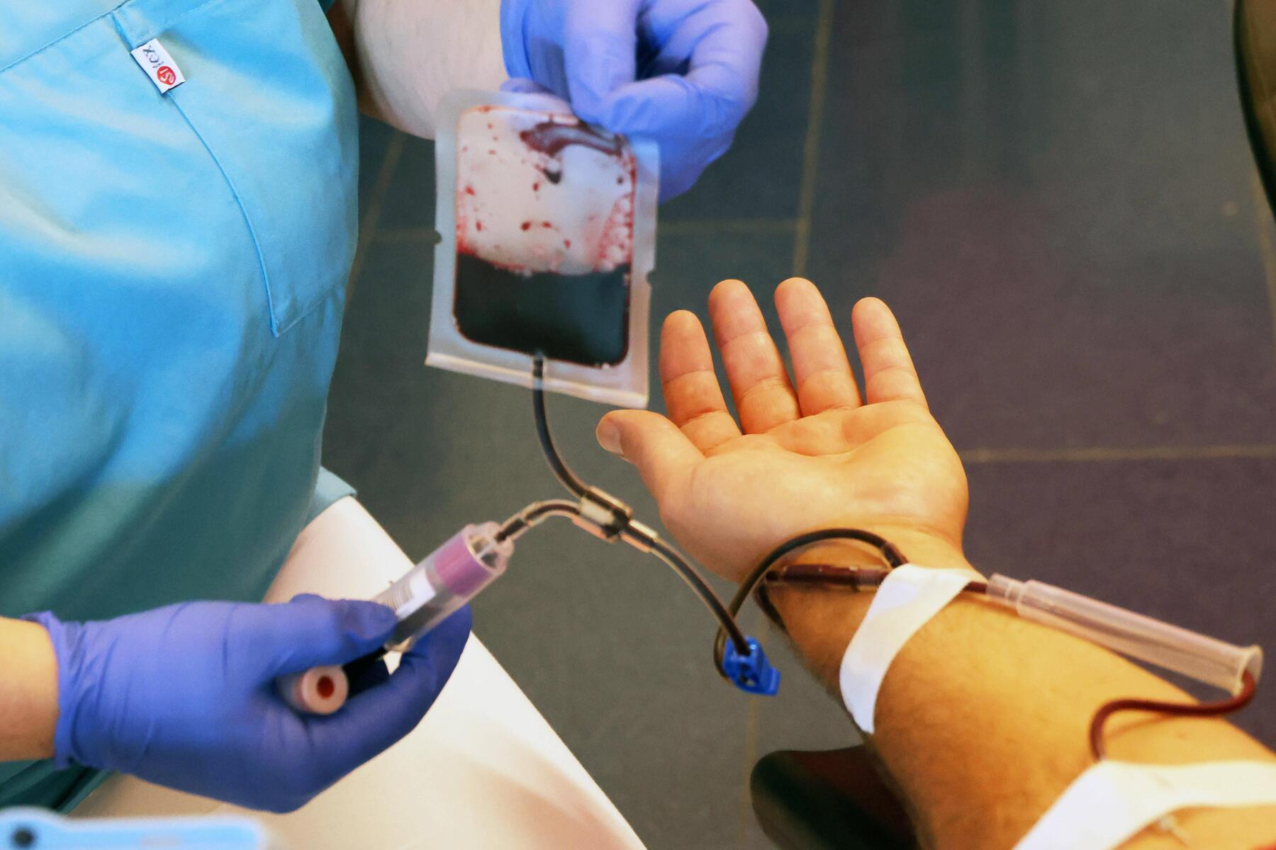 Red Cross urges blood donations despite heatwave