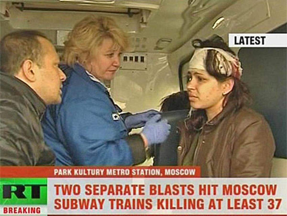 Das russische Fernsehen berichtete live: Eine Frau wird hier nach den Anschlägen in einem Krankenwagen behandelt.