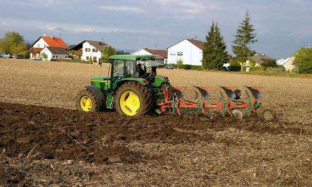 Traktor bei der Feldarbeit 