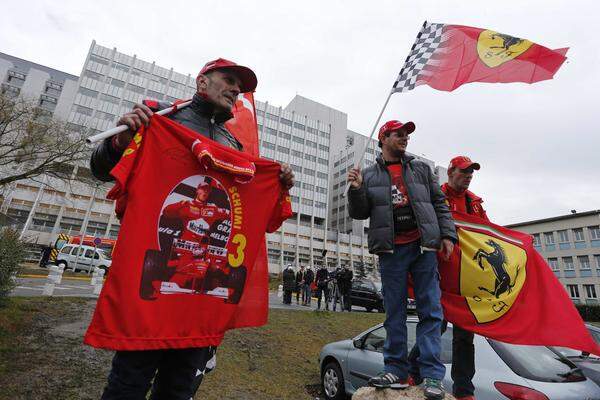 T-Shirts mit Schumi-Aufdruck wurden hochgehalten, andere breiteten riesige Ferrari-Banner aus.