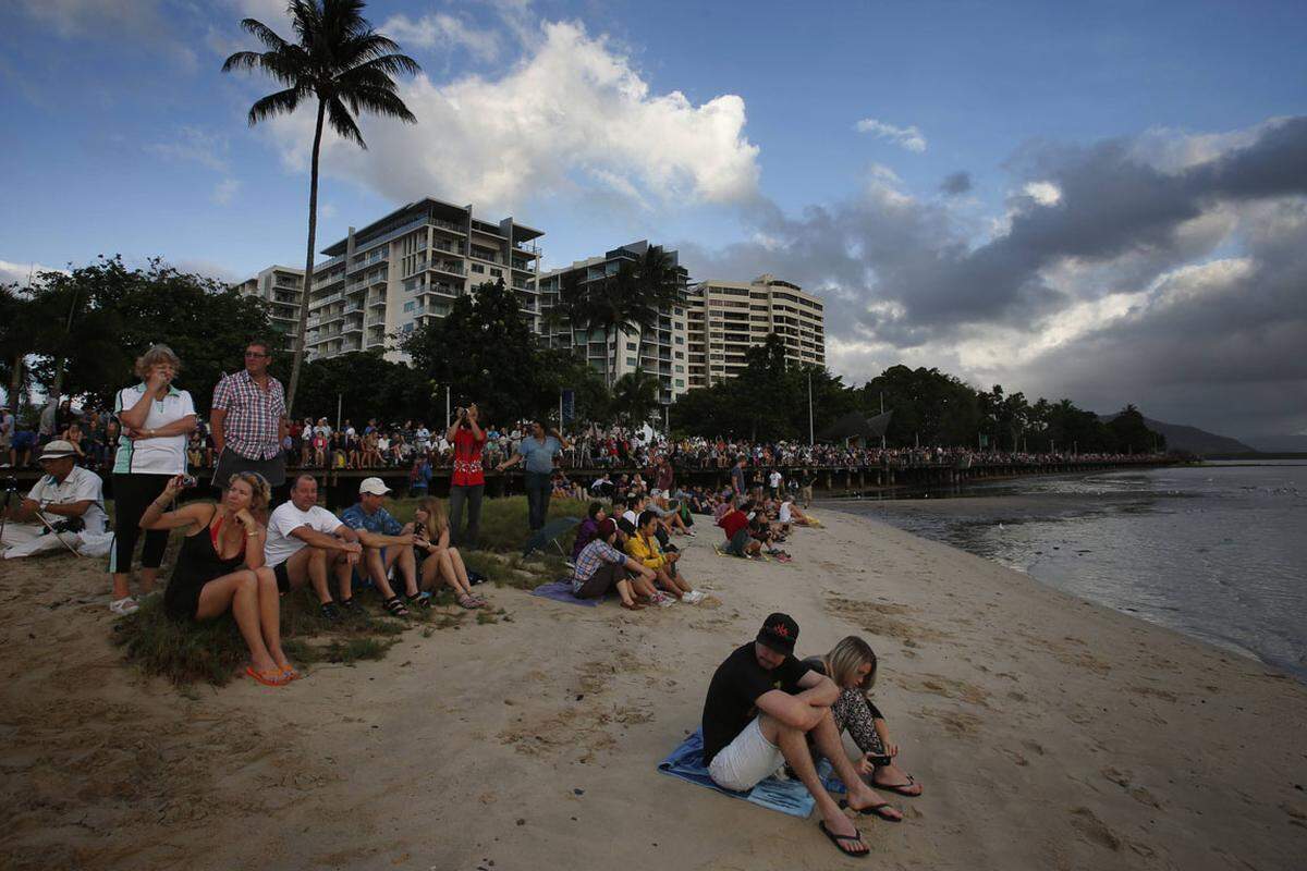 Etwa 50.000 Menschen aus aller Welt waren für den Moment angereist, in dem sich Erde, Mond und Sonne ausrichteten. Einige Hotelzimmer wurden bereits vor drei Jahren dafür gebucht. Im Bild: Touristen an einem Strand bei der nordaustralischen Stadt Cairns