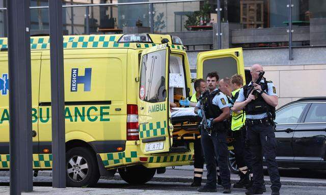 Schüsse in Dänemarks Hauptstadt -Verletzte werden vor dem Fields-Einkaufscenter in Kopenhagen erstversorgt.