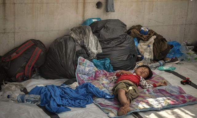 Schlafendes Kind aus dem abgebrannten Lager Moria