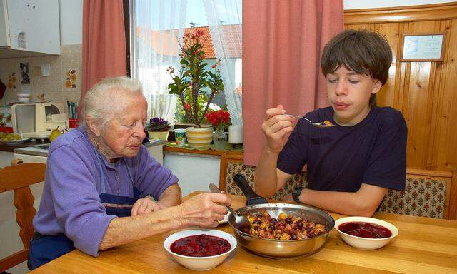 Grossmutter und Enkelkind beim Essen