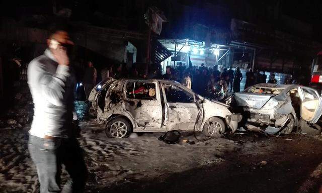 Zerstörte Autos am Ort der Explosion in Bagdad.