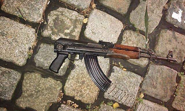 Die Tatwaffe: Eine in Serbien hergestellte Zastava M70, ein Nachbau einer Kalaschnikow (AK-47).