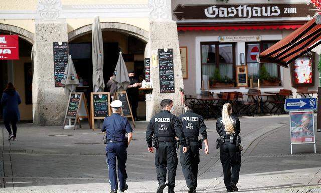 Die Polizei kontrolliert in Berchtesgaden die Ausgangssperre, die für 14 Tage gilt.