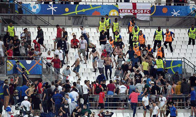 Russland-Fans attackieren England-Anhänger im Stadium.