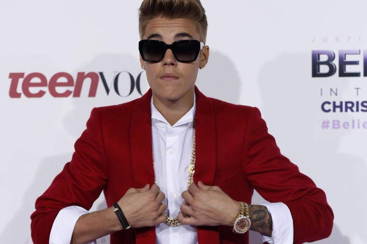 Der kanadische Teeniestar Justin Bieber hat nach seiner Verurteilung wegen Vandalismus 65.000 Euro Strafe gezahlt. Er habe die Entschädigung bereits beglichen, sagte seine Anwältin laut Medienberichten. Bieber war im Juli zu einer zweijährigen Bewährungsstrafe verurteilt worden, nachdem er die Villa seines damaligen Nachbarn in einem Promi-Vorort von Los Angeles mit Eiern beworfen hatte. Den zwölfwöchigen Kurs zur Aggressionsbewältigung, den er aufgebrummt bekam, werde er bis Mitte Februar beenden, zitierte die "Los Angeles Times" Biebers Verteidigerin. Die fünf Tage Sozialdienst wolle er bis dahin auch abgeleistet haben.