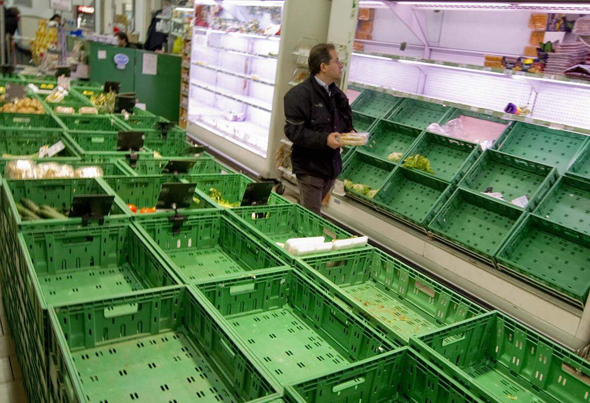 Bäckereien müssen wegen Engpässen bei der Mehlversorgung die Brotproduktion einstellen. In Neapel wurden verderbliche Produkte, die wegen der Blockade den Supermärkten nicht geliefert werden konnten, an die Bevölkerung verteilt.