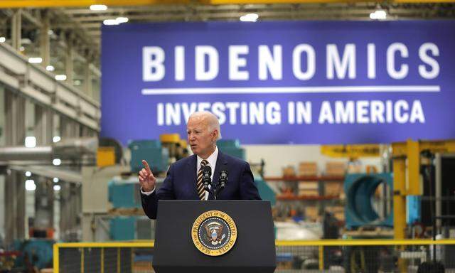 Vor einem Jahr hat US-Präsident Joe Biden sein Inflationsreduktionsgesetz durch das Parlament gebracht.