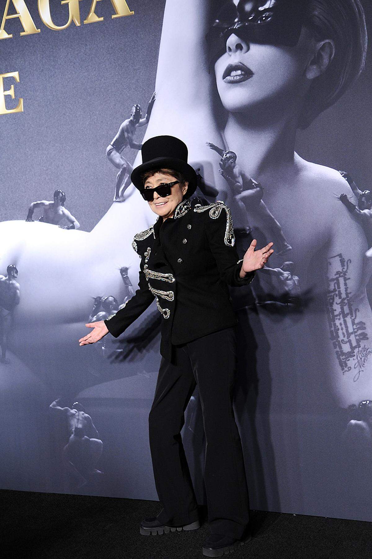 Wie die Zeit vergeht: Künstlerin Yoko Ono feiert 2013 ihren 80. Geburtstag. Wer glaubt, dass die Witwe von Beatles-Musiker John Lennon zum alten Eisen gehört, der irrt. Die in Toyko geborene Ono hetzt von einer Veranstaltung zur nächsten, ob zur Präsentation des Dufts "Lady Gaga Fame" im Guggenheim Museum oder ...