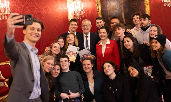 Übergabe des YEP-Jugendberichts „Generation Changemaker“ an Alexander Van der Bellen.