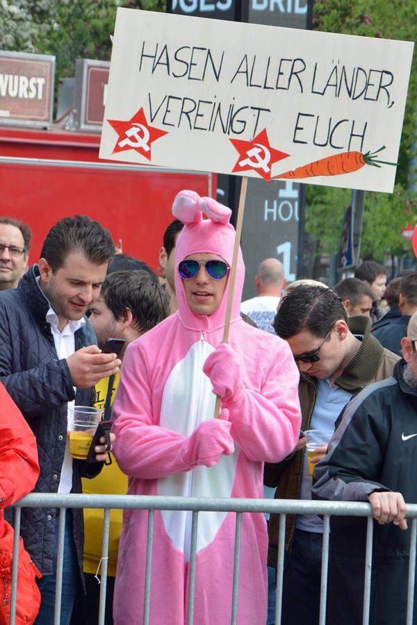 Wie er zu öffentlichen Verkehrsmitteln steht, verrät der pinke Hase zwar nicht. Seine Botschaft bringt er trotzdem an: "Hasen aller Länder vereinigt euch." Ob Karl Marx und Friedrich Engels mit dieser Interpretation einverstanden wären, bleibt offen.