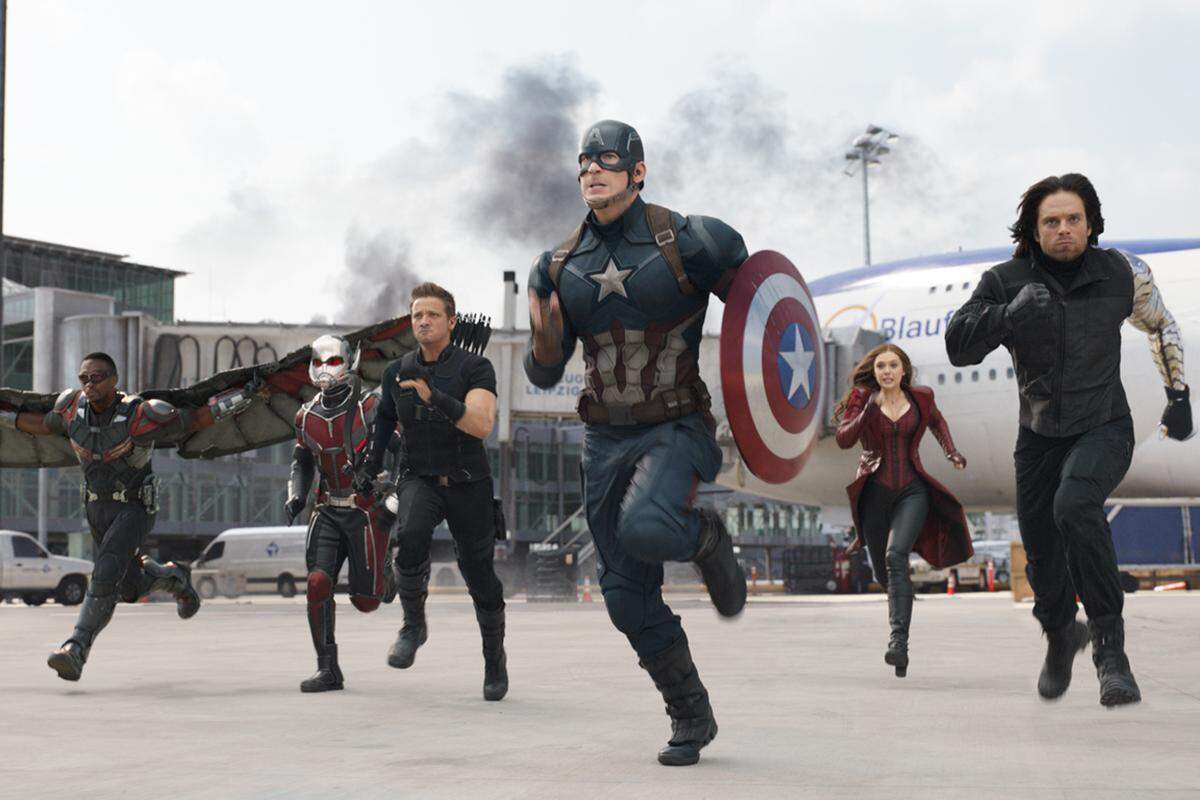 Captain America, von der Unschuld seines (früheren) Freundes überzeugt, kann seinerseits eine schlagfertige Truppe (Hawkeye! Ant-Man!) um sich scharen. Am Flughafen von Leipzig (!) kommt es zu einem prominent besetzten Aufeinandertreffen der Comic-Giganten ...