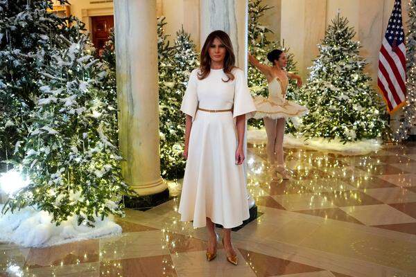 Kling, Ärmel, klingelingeling. Bei der Präsentation ihres ersten White-House-Winter-Wonderlands inszenierte sie sich als weißer Engel.