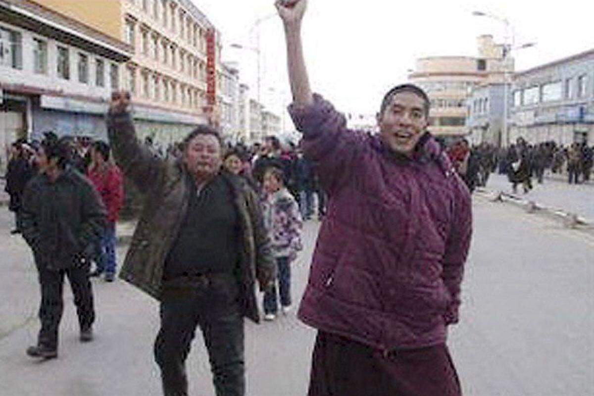 Chinas Politiker scheinen ebenfalls nervös zu sein: Nach vereinzelten Protestaktionen in verschiedenen chinesischen Städten wurden mehrere Festnahmen von Menschenrechtsanwälten bekannt. Die chinesischen Medien unterliegen einer totalen Kontrolle. Menschenrechtsverletzungen und Unterdrückung, Folter und Freiheitsraub von Regimegegnern stehen in China an der Tagesordnung.