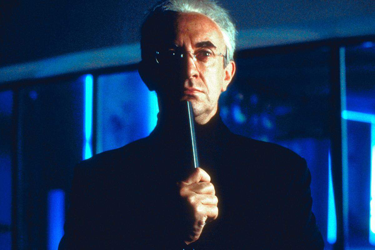 Der Morgen stirbt nie (Tomorrow Never Dies), 1997  007 als Medienkritiker. Jonathan Pryce spielte den Medienmogul, der für seine eigenen schlechten Nachrichten sorgt. Zwei Zitate waren bemerkenswert: "Möge das Chaos beginnen." Und: "Der Unterschied zwischen Wahnsinn und Genie definiert sich lediglich aus dem Erfolg." Ähm. Genau ...