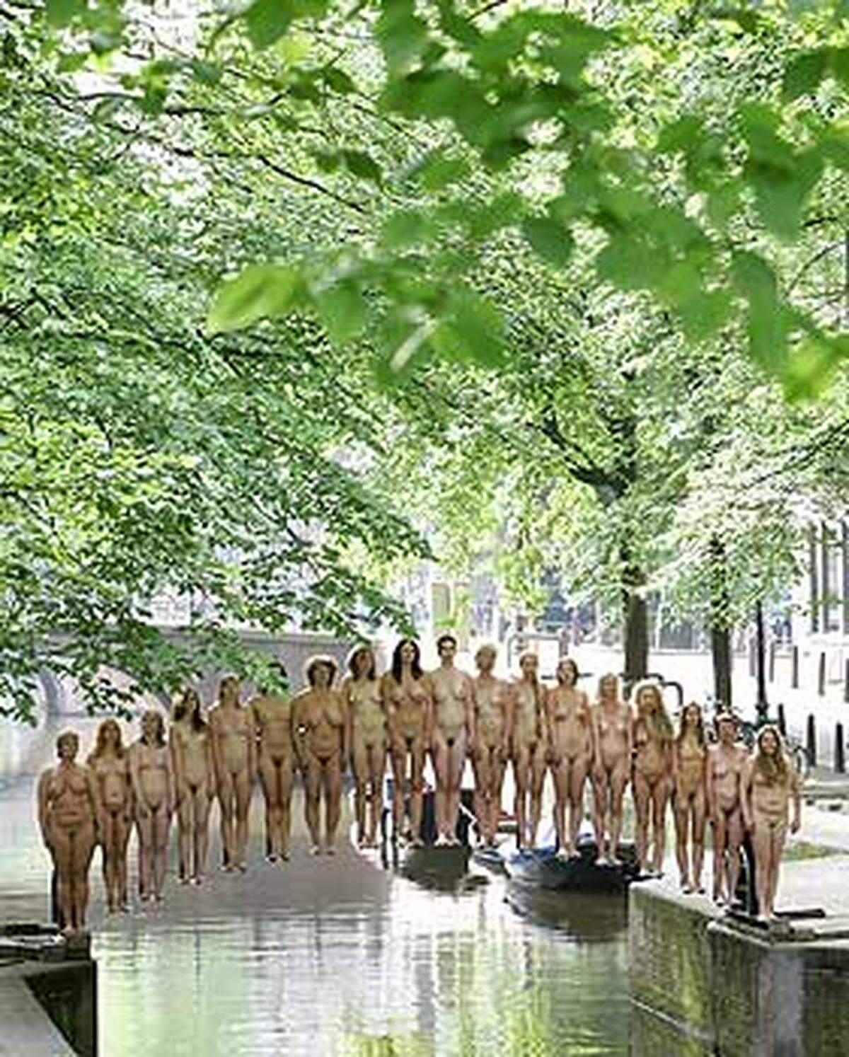 An vier verschiedenen Plätzen von Amsterdam hat US-Fotograf Spencer Tunick die Nackten in Pose gerückt.