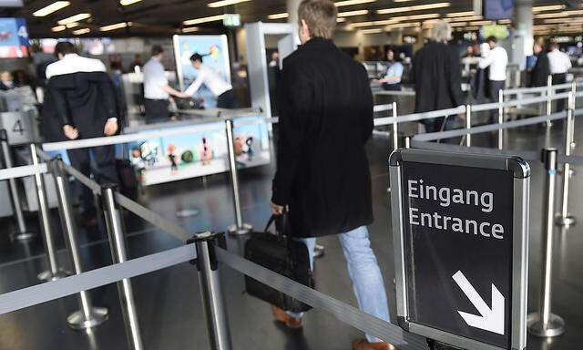Archivbild: Sicherheitskontrollen am Flughafen Wien-Schwechat