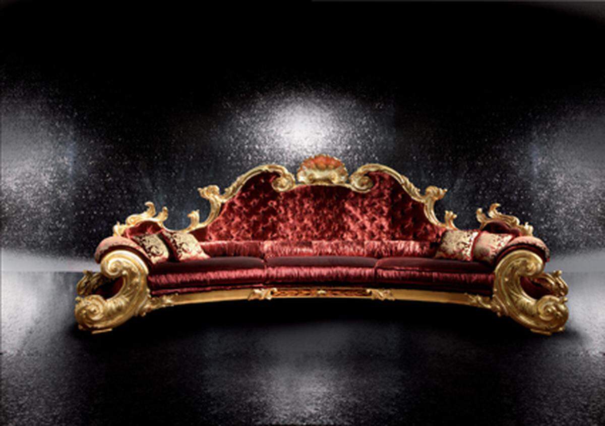 Zu den 22 Stücken gehört ein vergoldetes Sofa mit Polster aus rotem Samt. (Siehe Bild) Platz ist für neun Personen.