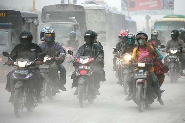 Seit dem Ausbruch am 26. Oktober spuckte der rund 2900 Meter hohe Vulkan immer wieder Asche und Lava. Der letzte Ausbruch war jedoch nach Angaben des Vulkanexperten der indonesischen Regierung, Surono, der bisher stärkste. Wegen der Aschewolken über dem Vulkan ist der Überflug über die Region verboten.