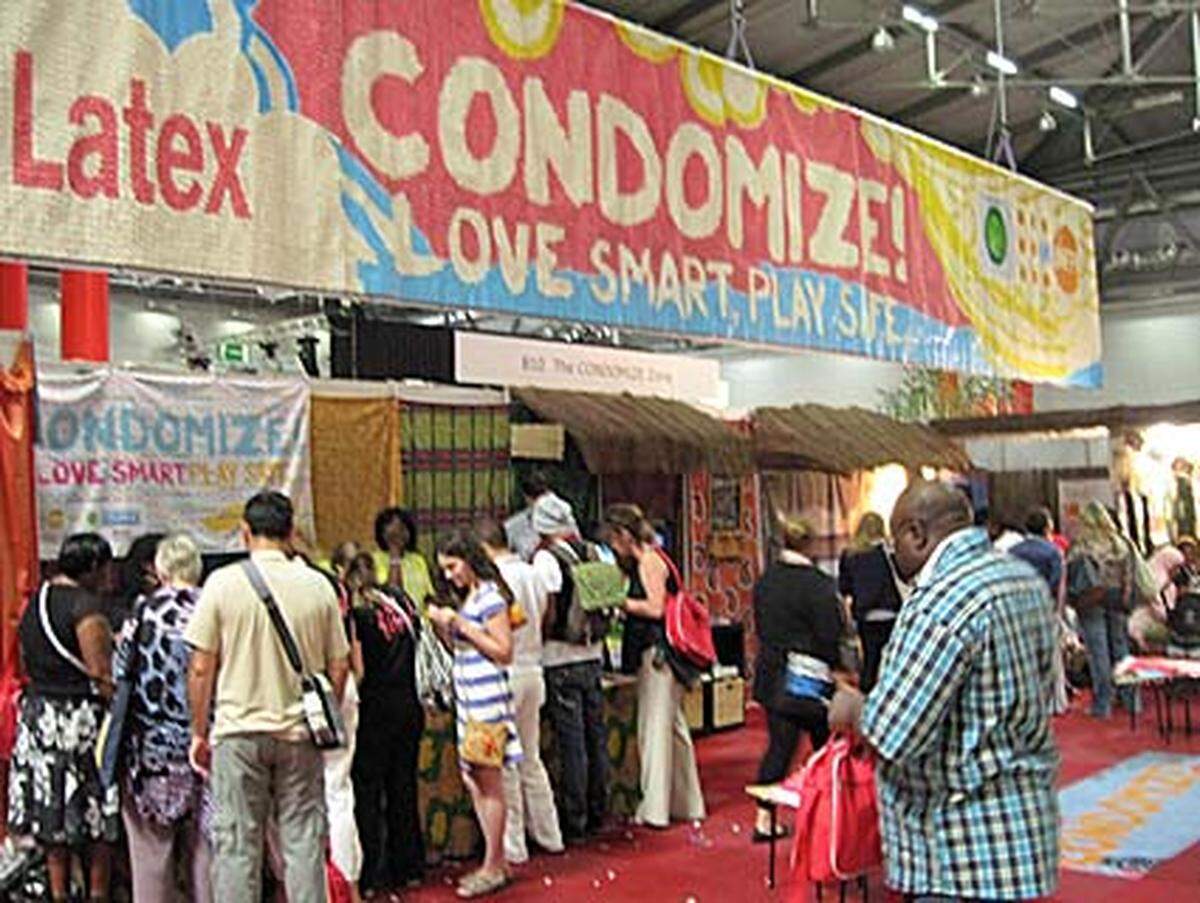 In der Halle dreht sich alles um HIV, Aids und Kondome. Besonders gut besucht ist der "Condomize"-Stand, wo man seine eigene Kondom-Verpackung basteln kann. Wer keinen Klebstoff an den Fingern haben will ...