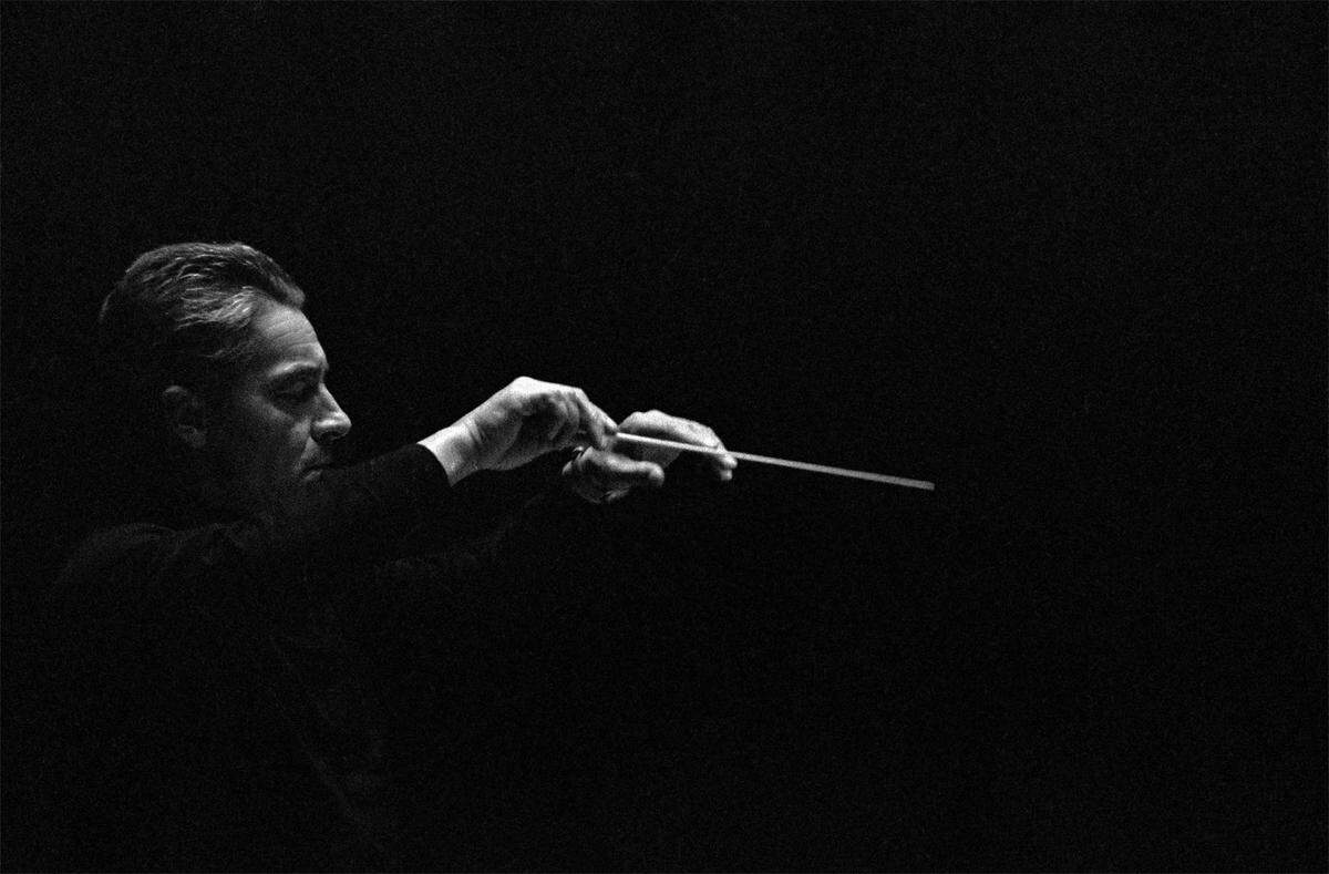 Bild von 1957: Herbert von Karajan beim Dirigieren.