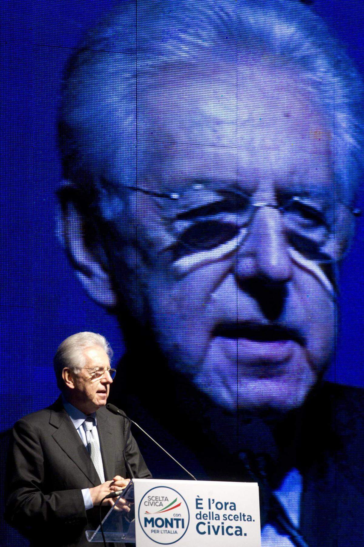 Dem Zentrumsblock werden 14 Prozent vorhergesagt. Wirtschaftsprofessor Monti führt seinen Wahlkampf vor allem mit Warnungen vor einer Rückkehr Berlusconis: Der Milliardär habe Italien an den Rand des finanziellen Abgrunds geführt. Er habe dagegen das Land mit seiner Regierung vor dem Absturz bewahrt und ihm wieder Respekt in der Welt verschafft, so Monti.