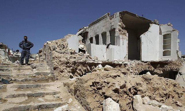 Archivbild: Ein zerbombtes Haus in Salqin 