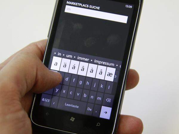 Keines der fünf Launch-Handys wird eine Hardware-Tastatur besitzen. Angesichts der flotten und flüssigen Eingabe per Touchscreen ist das aber verschmerzbar. Die Eingabeflächen könnten zwar größer sein, dafür bietet Windows Phone 7 eine sehr gute Texterkennung und schlägt Worte vor, was die Eingabe verkürzt. Über eine Schaltfläche kann man zwischen verschiedenen Tastaturlayouts (etwa Englisch und Deutsch) wechseln.