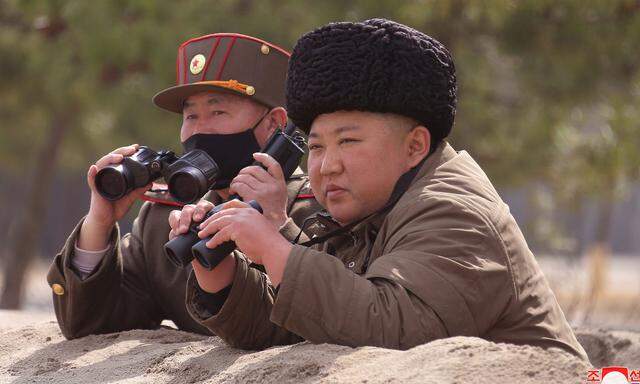 Machthaber Kim Jong Un beobachtet Raketentests