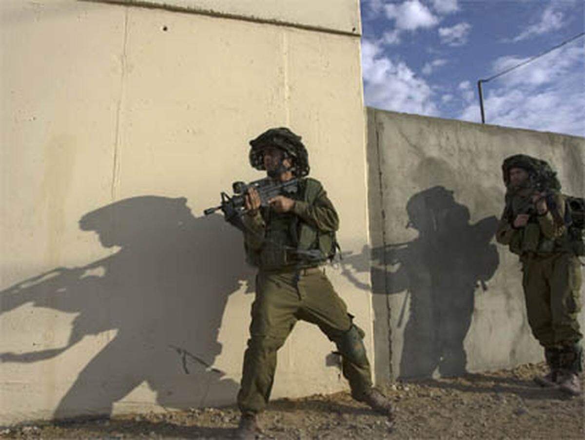 Israelische Bodentruppen lieferten sich indes im gesamten Gazastreifen heftige Gefechte mit bewaffneten Palästinensern.