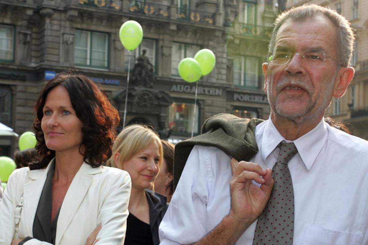 Die Grüne-Chefin tritt damit aus dem Schatten des großen Grünen Alexander Van der Bellen, als dessen Nachfolgerin sie 2009 gewählt wurde. Lange hatte ihr der Ruf als ewige Kronprinzessin angehaftet. Für schlechte Presse sorgte eine Vielzahl schwacher Wahlergebnisse in den Ländern.