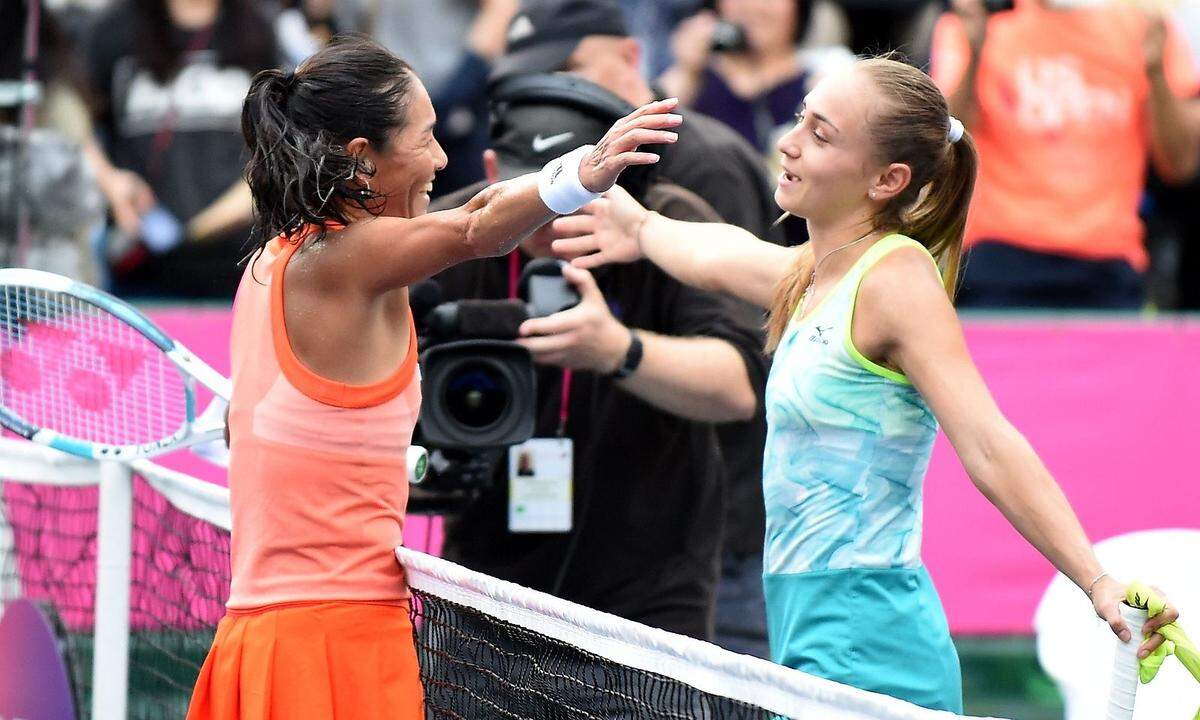 Aleksandra Krunic(r.) ließ Kimiko Date zwar kein Game, dafür gabs für die 46-jährige Japanerin eine Umarmung zum Abschied von der Tennis-Tour.