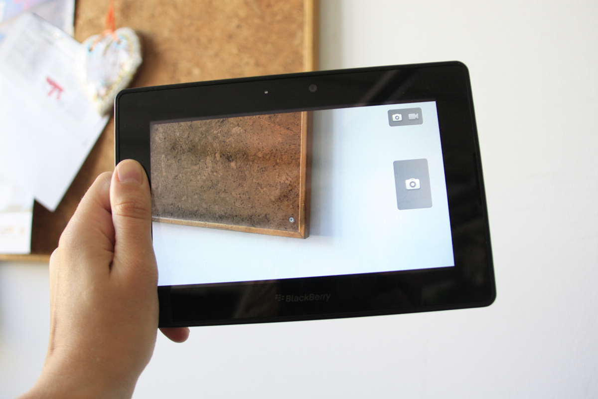 Bei den beiden Kameras hat sich RIM bemüht: Kein anderes Tablet bietet an der Vorderseite 3 Megapixel. Damit sind tatsächlich brauchbare Selbstporträts möglich. Die Kamera auf der Rückseite fotografiert mit 5 Megapixel.