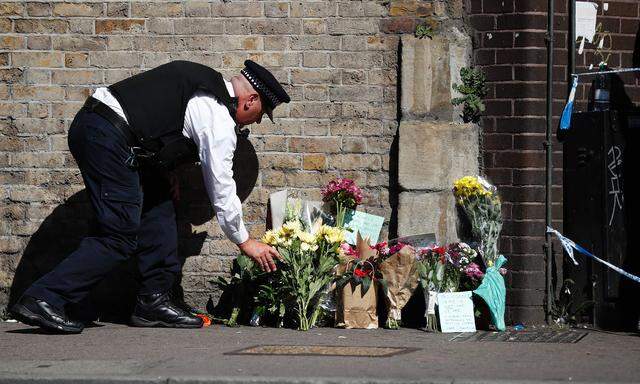 Ein Polizist legt am Anschlagsort in Finsbury Park im Norden von London Blumen nieder. 