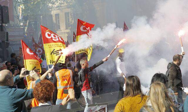 Arbeitnehmer fürchten um eine Entmachtung der einflussreichen Gewerkschaften in Frankreich.