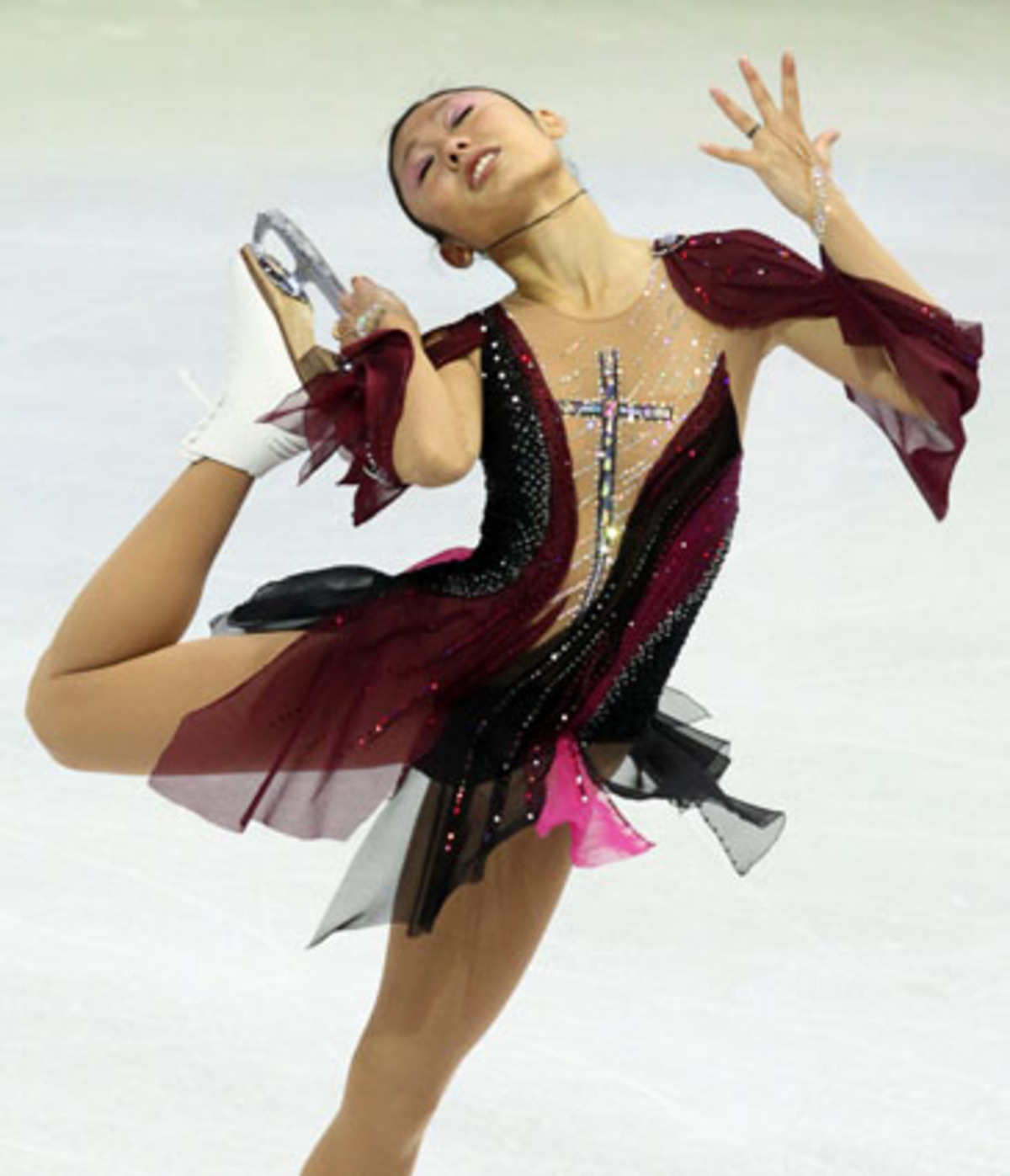 Hinter dem Führungstrio ist der Abstand bereits beachtlich: Auf Platz vier lauert mit der Japanerin Miki Ando eine weitere Weltmeisterin. Die 22-Jährige holte 2007 den Titel, hat aber nach ihrer Kurz-Kür zu Mozarts "Requiem" schon 6,6 Punkte Rückstand auf die drittplatzierte Rochette.