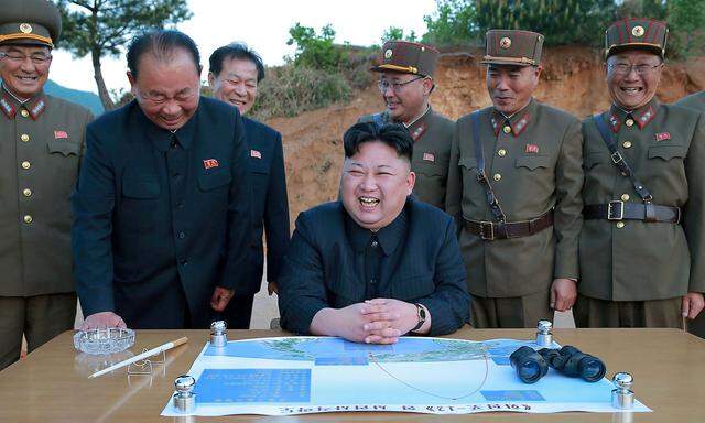 Ein gewohnt gut inszeniertes Bild der nordkoreanischen Führung beim Raketentest einer Hwasong-12, publiziert im Mai 2017.