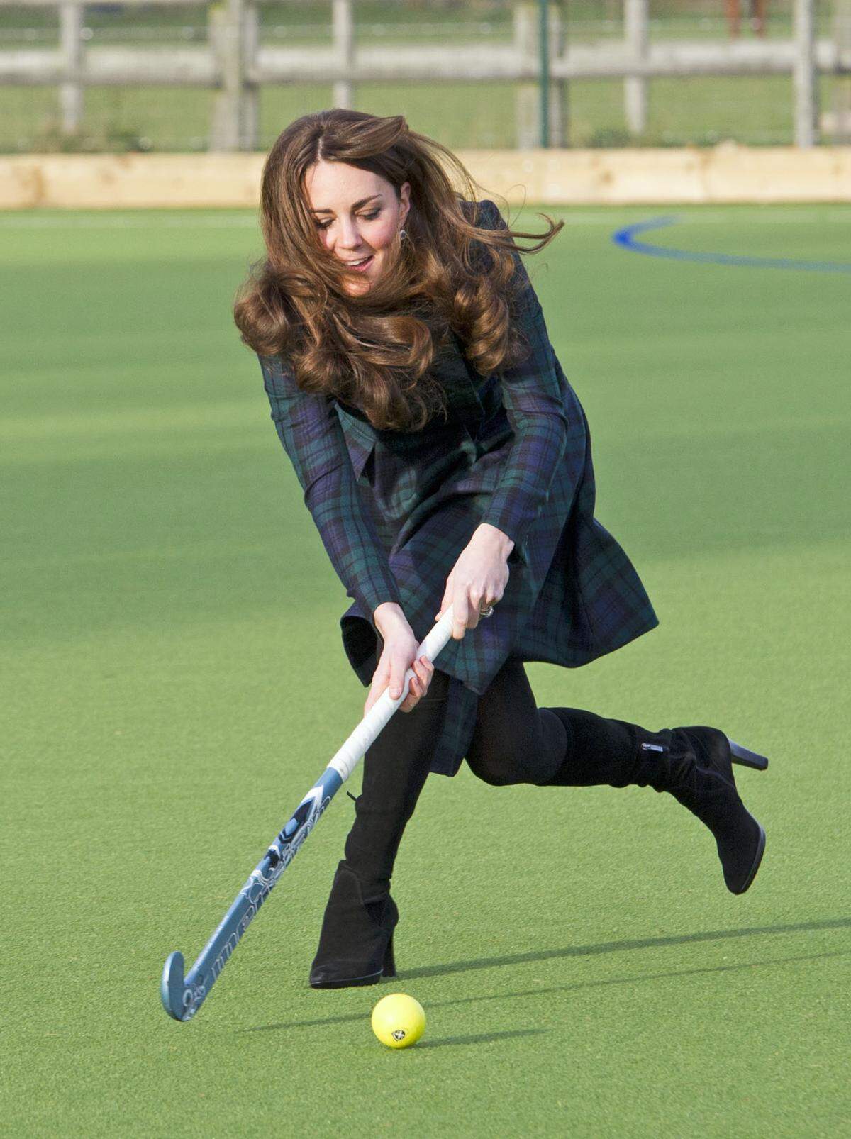 Im Alexander-McQueen-Kostüm, auf hohen Absätzen und - wie man mittlerweile weiß - in guter Hoffnung lief Catherine, Herzogin von Cambridge, kürzlich über das Hockeyfeld ihrer alten Schule St. Andrews in Pangbourne und lieferte sich mit den jungen Schülern ein Match.